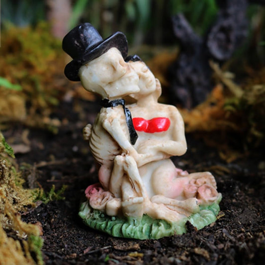 Halloween Miniatures Fairy Garden House Accessories Set Fairy Garden Figurines Mini Town Decor Vintage Retro Statue Ornament Outdoor Decoration (Skeleton Hug M)
