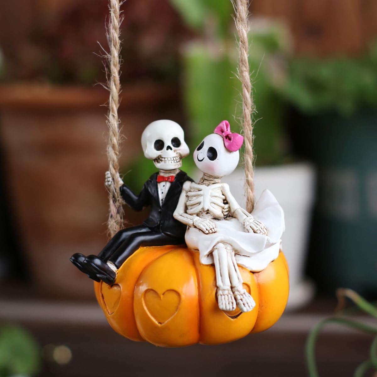 JARPSIRY Swing Pumpkin Skeleton Couple Garden Statue Outdoor Halloween Decor, 3.15 Inch Cute Skeleton Figurine Resin Sculpture Funny Tree Hanging Ornaments for Patio Lawn Yard