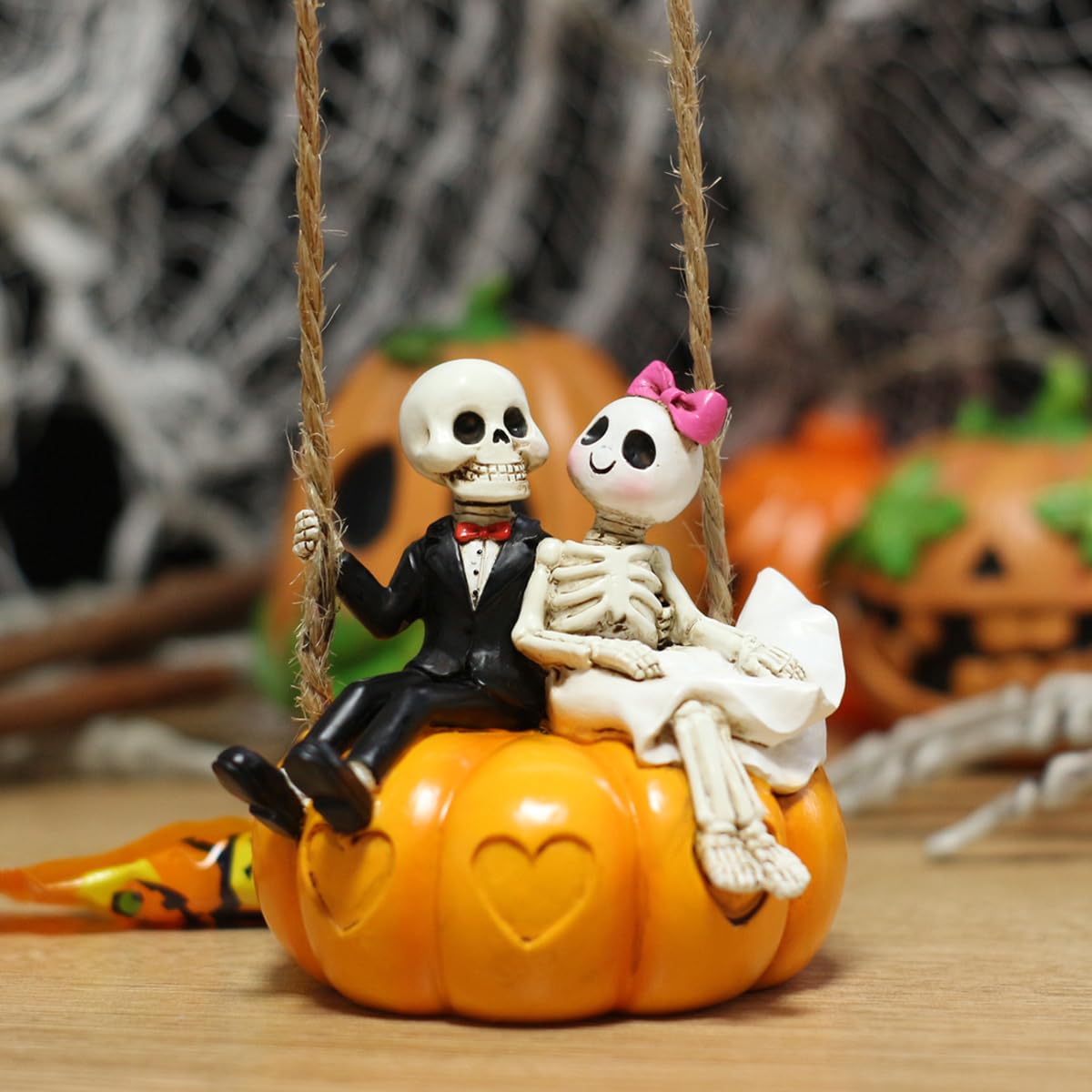 JARPSIRY Swing Pumpkin Skeleton Couple Garden Statue Outdoor Halloween Decor, 3.15 Inch Cute Skeleton Figurine Resin Sculpture Funny Tree Hanging Ornaments for Patio Lawn Yard