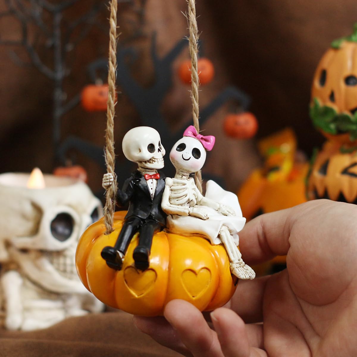 JARPSIRY Swing Pumpkin Skeleton Couple Garden Statue Outdoor Halloween Decor, 3.15 Inch Cute Skeleton Figurine Resin Sculpture Funny Tree Hanging Ornaments for Patio Lawn Yard