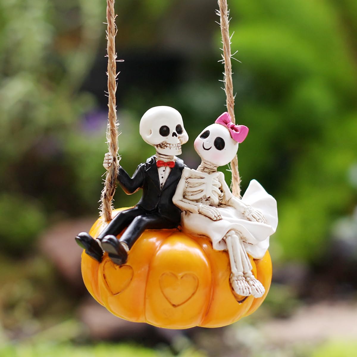 JARPSIRY Swing Pumpkin Skeleton Couple Garden Statue Outdoor Halloween Decor, 3.15 Inch Cute Skeleton Figurine Resin Sculpture Funny Tree Hanging Ornaments for Patio Lawn Yard
