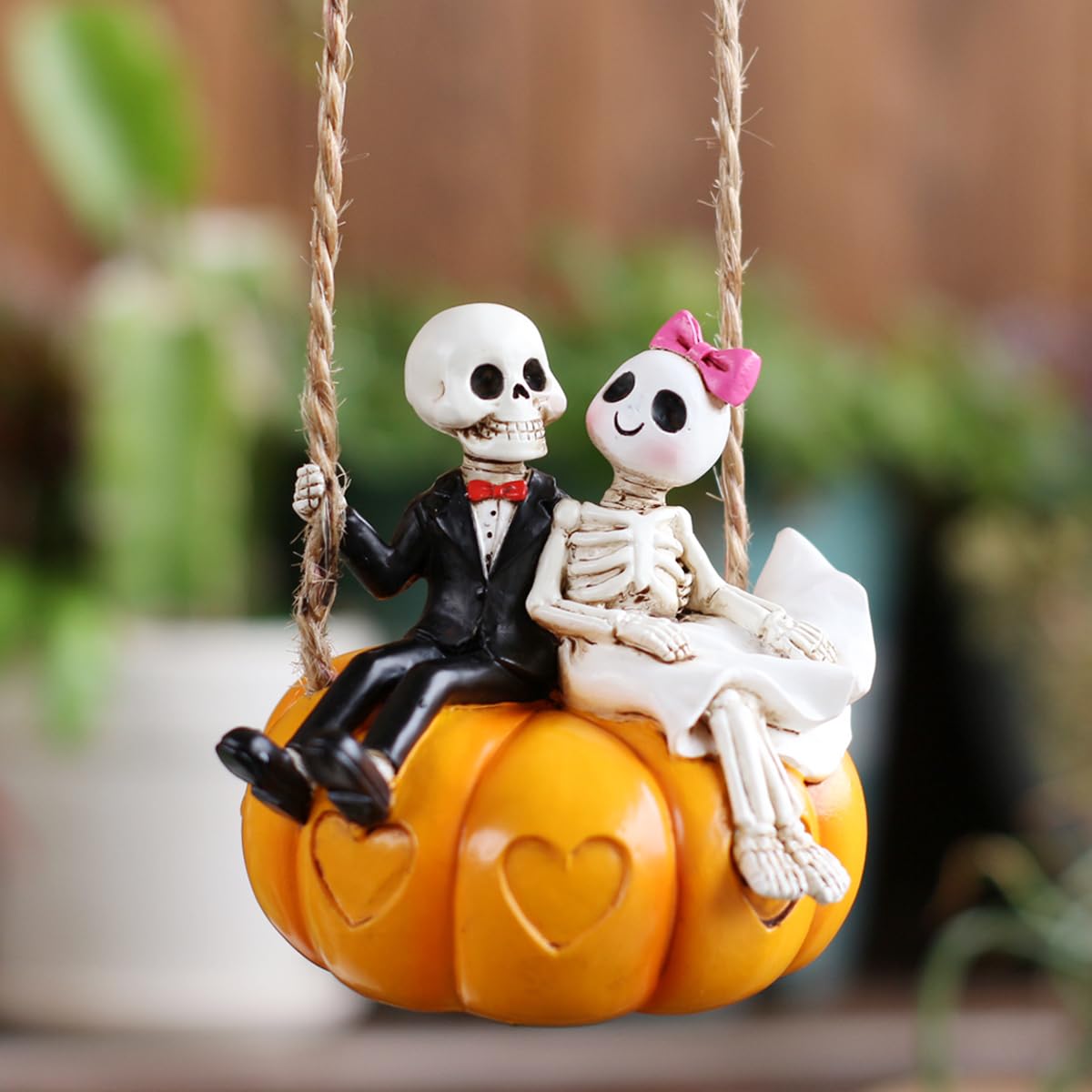 JARPSIRY Swing Pumpkin Skeleton Couple Garden Statue Outdoor Halloween Decor, 3.15 Inch Cute Skeleton Figurine Resin Sculpture Funny Tree Hanging Ornaments for Patio Lawn Yard