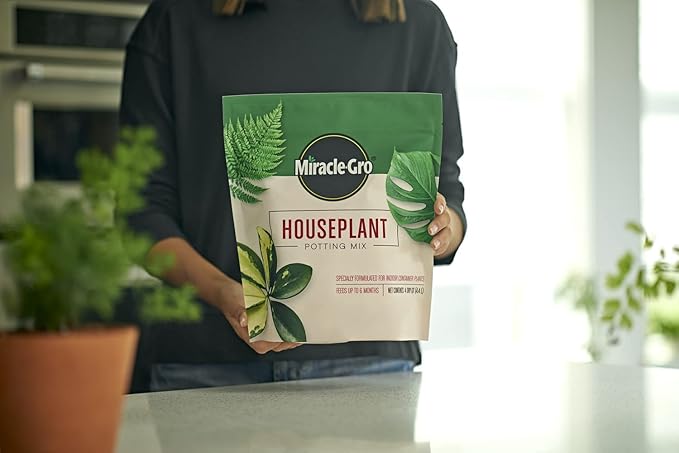 Miracle-Gro Houseplant Potting Mix - Fertilized Soil, Designed to be Less Prone to Gnats, 4 qt. (2-Pack)