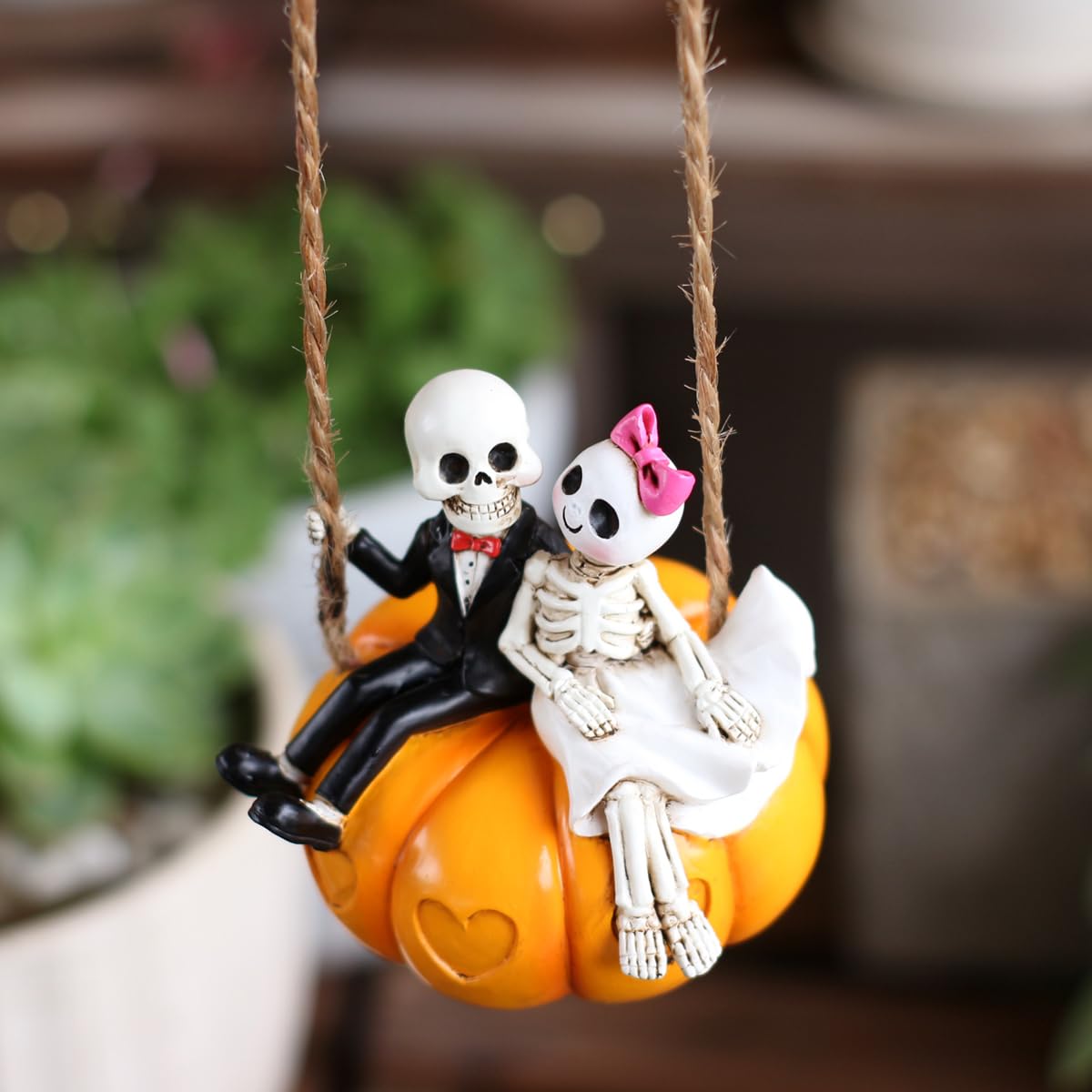 JARPSIRY Swing Pumpkin Skeleton Couple Garden Statue Outdoor Halloween Decor, 3.15 Inch Cute Skeleton Figurine Resin Sculpture Funny Tree Hanging Ornaments for Patio Lawn Yard