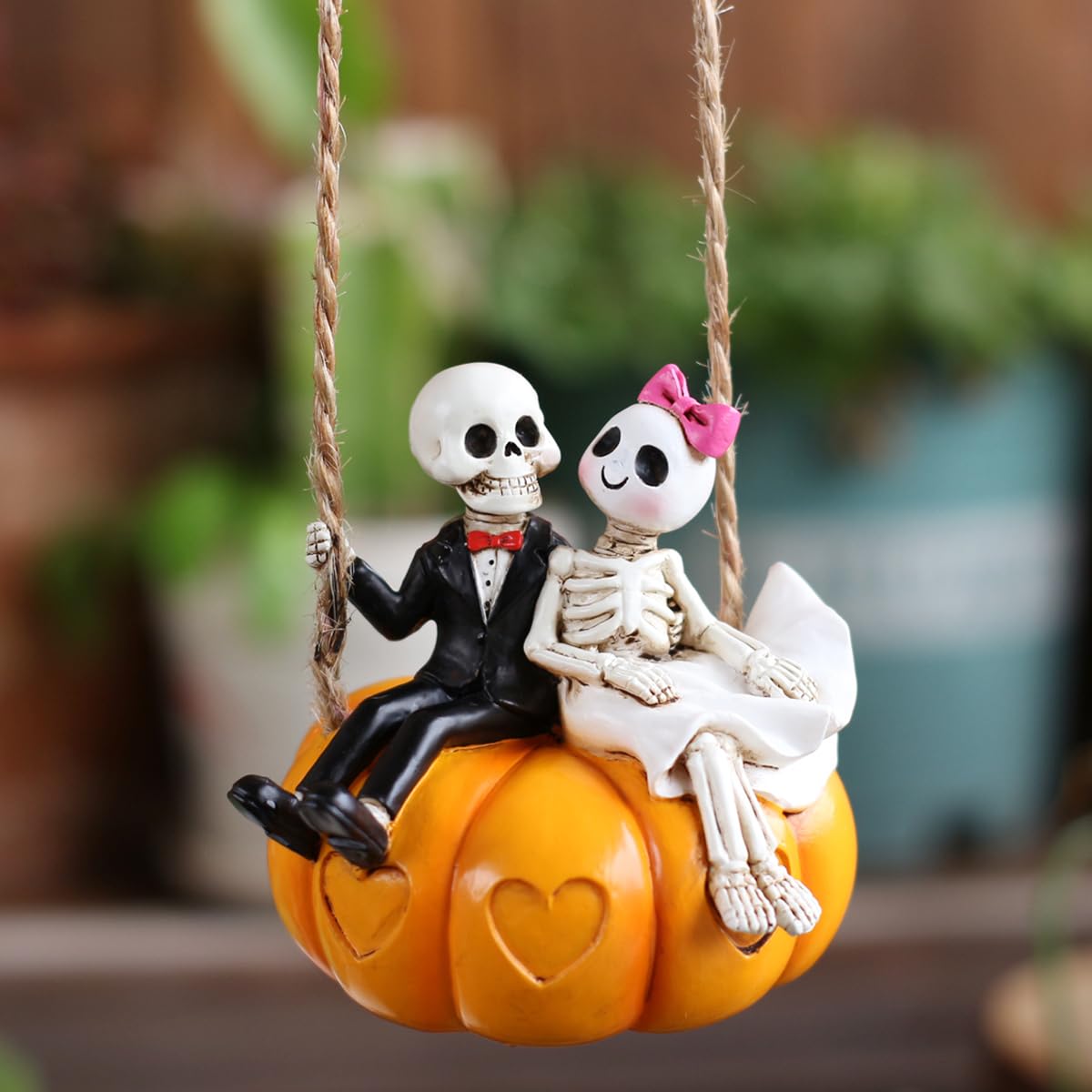 JARPSIRY Swing Pumpkin Skeleton Couple Garden Statue Outdoor Halloween Decor, 3.15 Inch Cute Skeleton Figurine Resin Sculpture Funny Tree Hanging Ornaments for Patio Lawn Yard