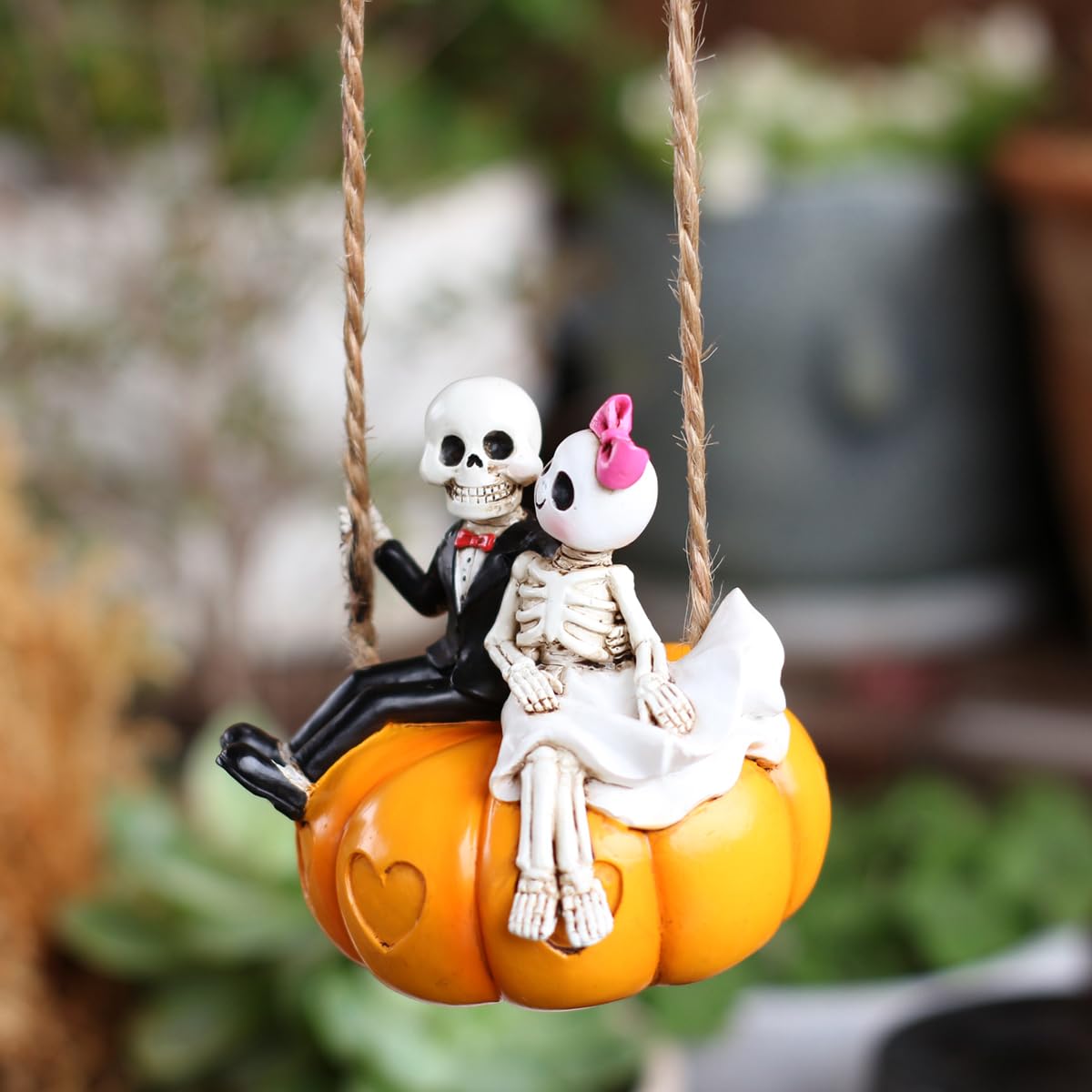 JARPSIRY Swing Pumpkin Skeleton Couple Garden Statue Outdoor Halloween Decor, 3.15 Inch Cute Skeleton Figurine Resin Sculpture Funny Tree Hanging Ornaments for Patio Lawn Yard