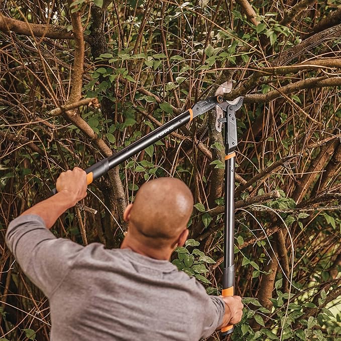 Fiskars Ratchet Drive Anvil Lopper 32 Inch Heavy Duty Tree Trimmer, 2 inch Cut Capacity, Riveted Handles for Easy Squeeze Cutting Power